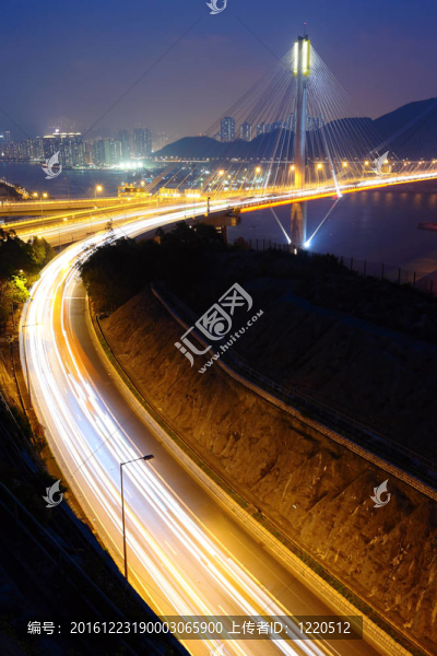 晚上Ting,Kau公路和橋梁