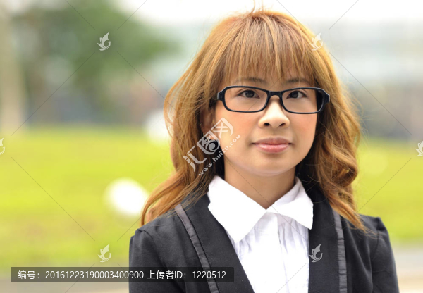 年輕的亞洲女性