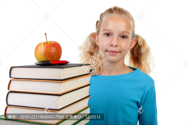 回到學校：女孩與成堆的書籍