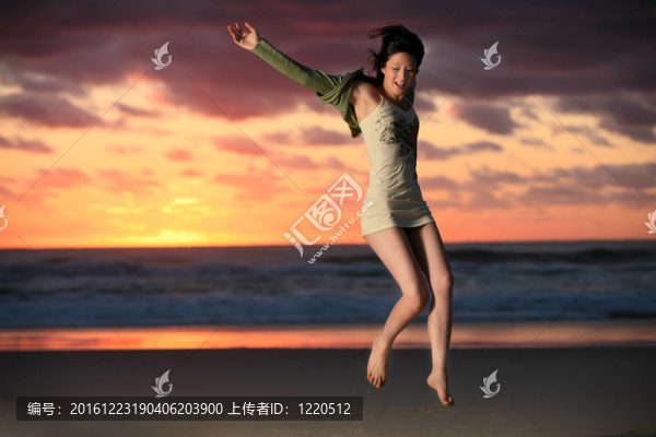高興的跳起來(lái)