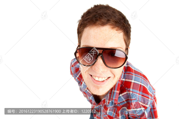 戴墨鏡的男子