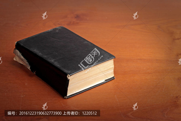 桌上破舊的書