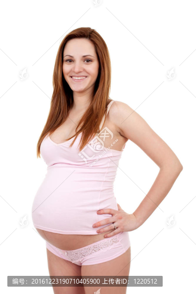 懷孕的女人微笑