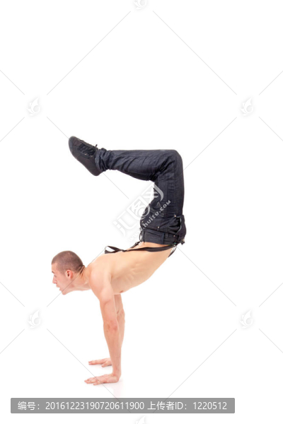 站在手上的小男孩