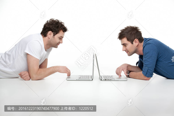 年輕人看筆記本電腦