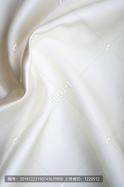 光滑優(yōu)雅的白色絲綢為背景