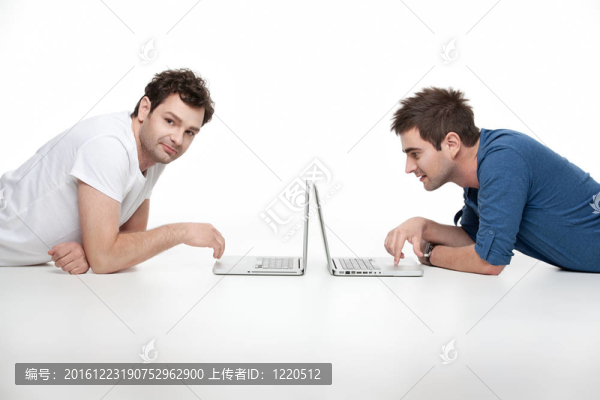 年輕人看筆記本電腦