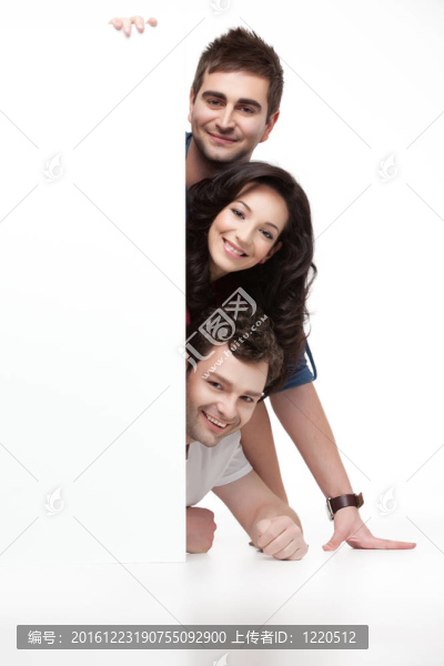 朋友們?cè)诓继m克旗幟微笑