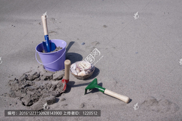 沙灘上的玩具桶