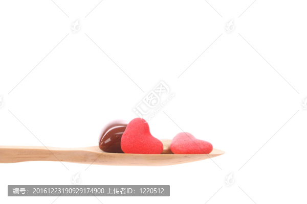 在白色背景上被隔離的木制的糖果