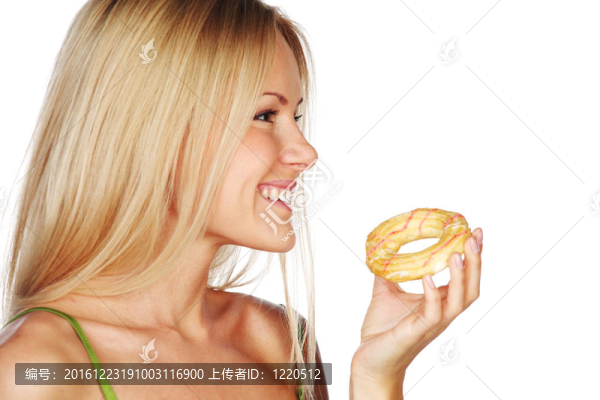 女人吃蛋糕