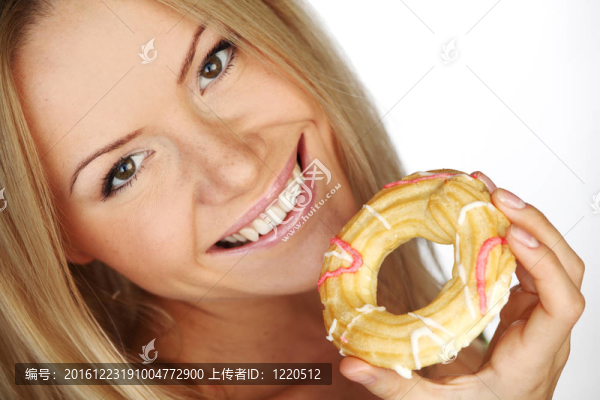 女人吃蛋糕