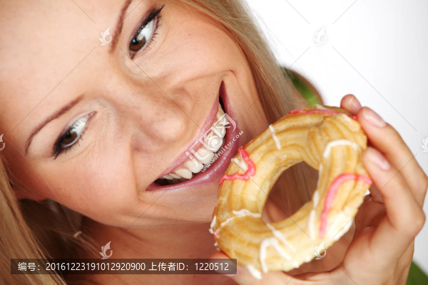 女人吃蛋糕