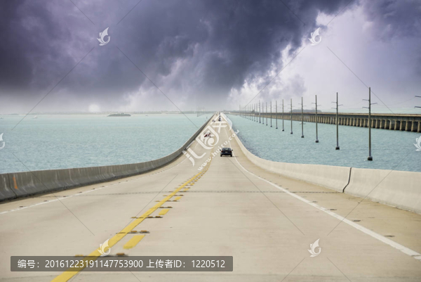 海外公路上的天空顏色