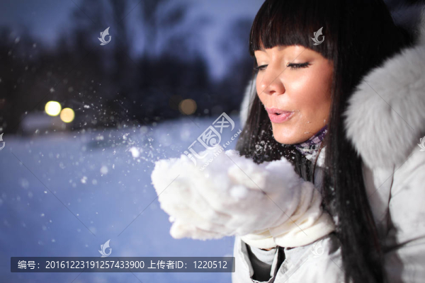 冬日公園里的美女