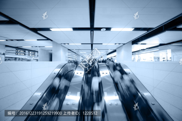 人們使用自動(dòng)扶梯