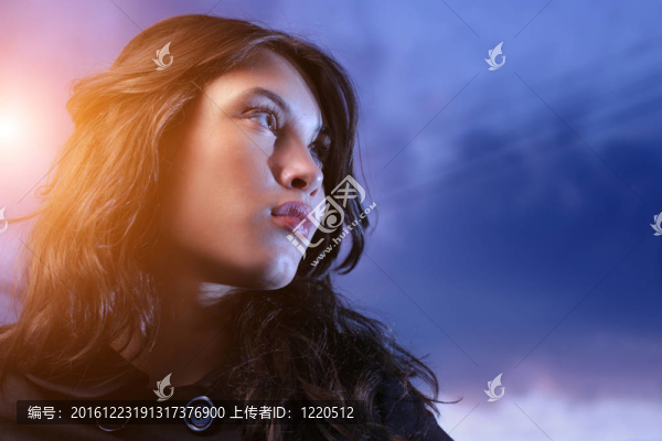 美麗的亞洲女人仰望暮色