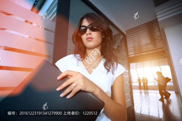 在室內(nèi)裝飾漂亮的年輕女商人