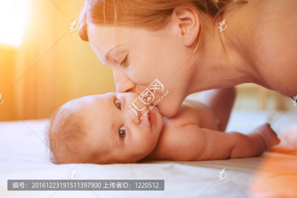 媽媽親吻寶寶