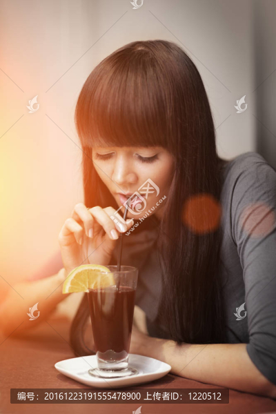 女孩喝雞尾酒
