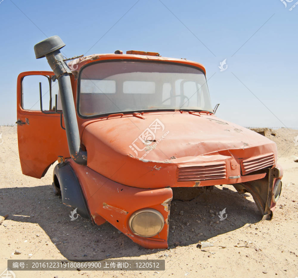 沙漠中廢棄的卡車駕駛室