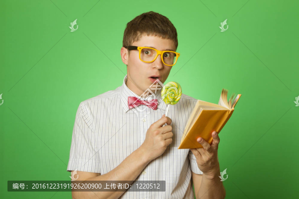 年輕人書蟲(chóng)閱讀