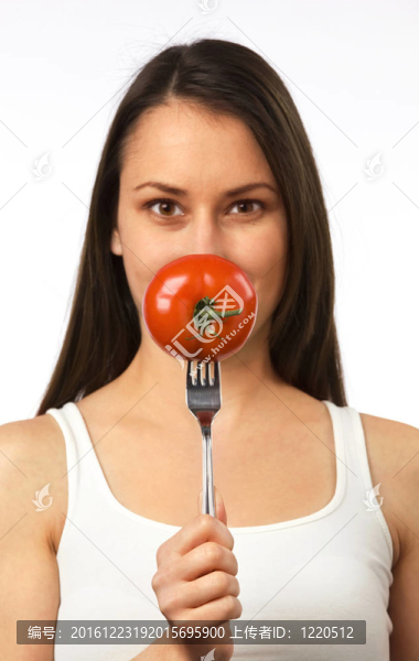 年輕女子持鮮番茄叉