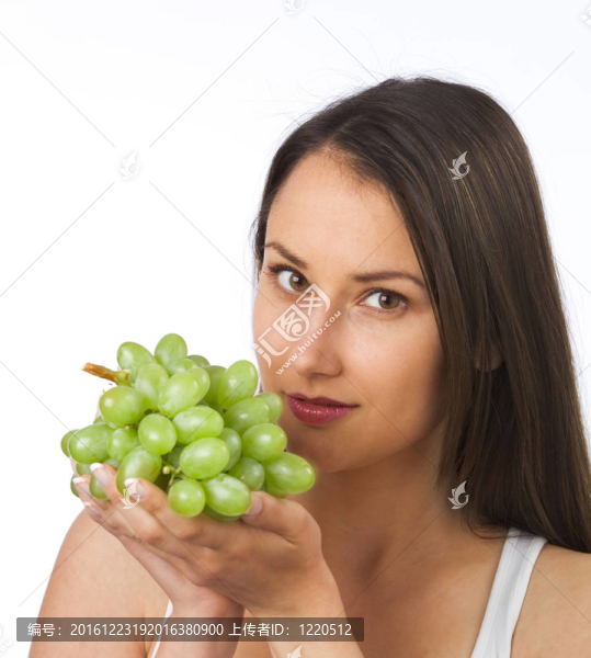 抱鮮葡萄的年輕女子