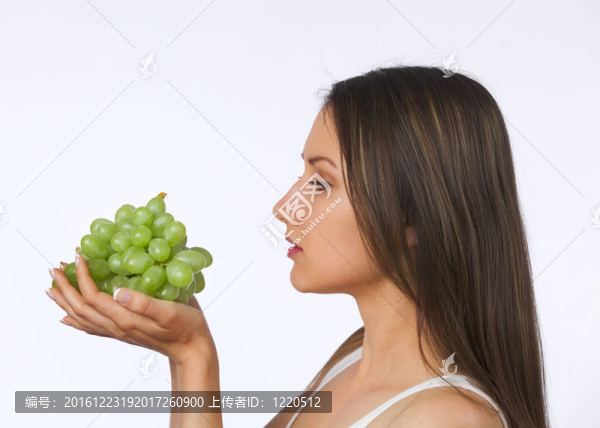 抱鮮葡萄的年輕女子