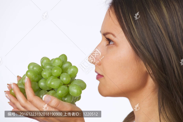 抱鮮葡萄的年輕女子