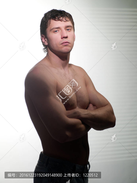 穿牛仔褲的年輕人