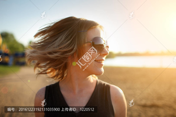 女人在海灘