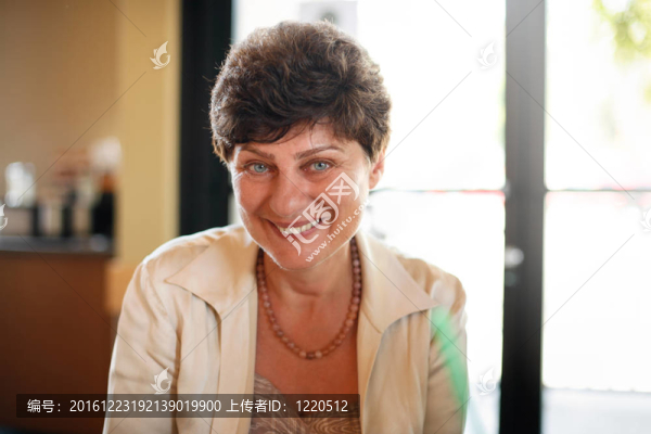 快樂微笑成熟女人