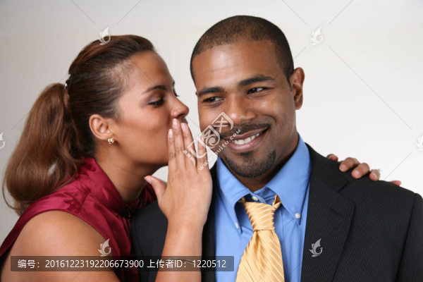 女人在丈夫的耳邊輕語
