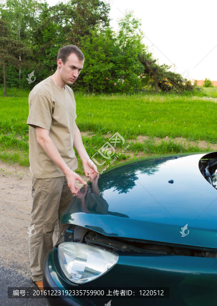 男子打開車罩