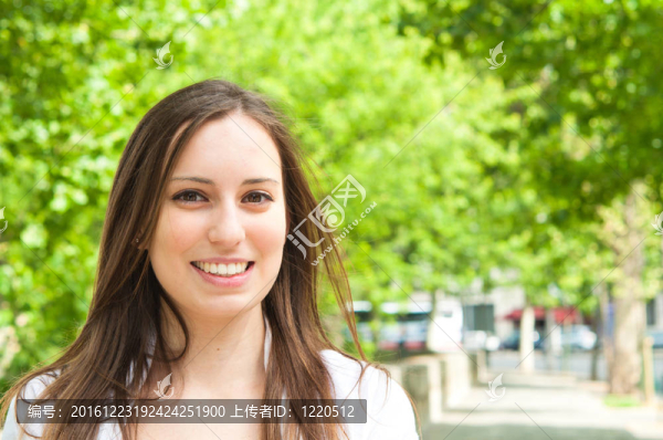 美麗的年輕迷人的女人戶外肖像