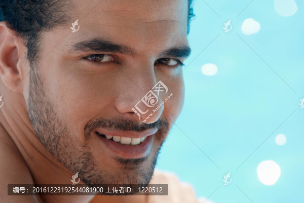 坐在游泳池里的年輕人