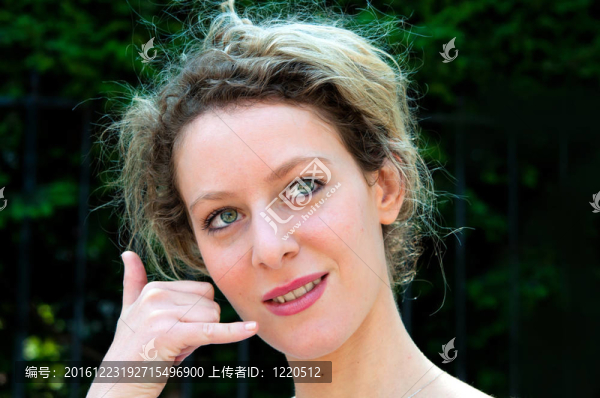 美麗的年輕迷人的女人戶外肖像