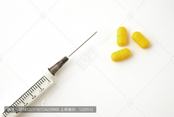 醫(yī)用注射器和藥片