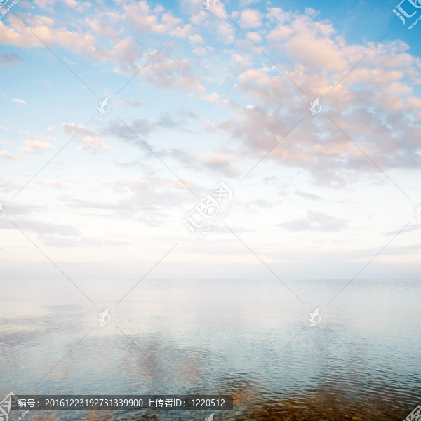 海與天空。