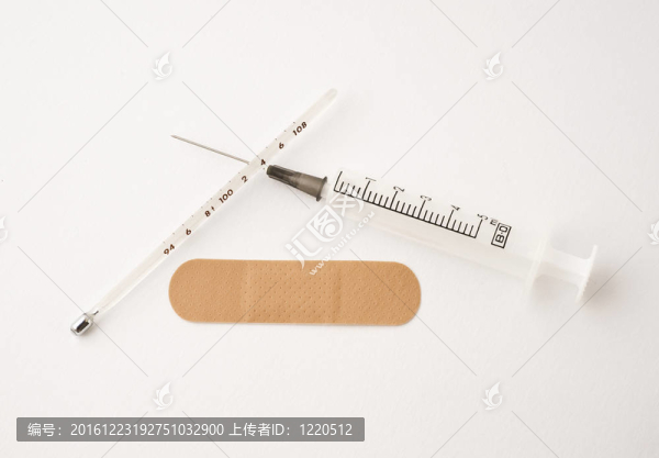醫(yī)用注射器和帶有白色背景上的石膏的溫度計