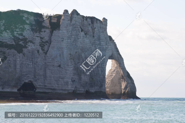 在埃特勒塔諾曼底著名的懸崖；法國。潮海