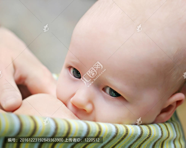 母乳喂養(yǎng)她的新生嬰兒