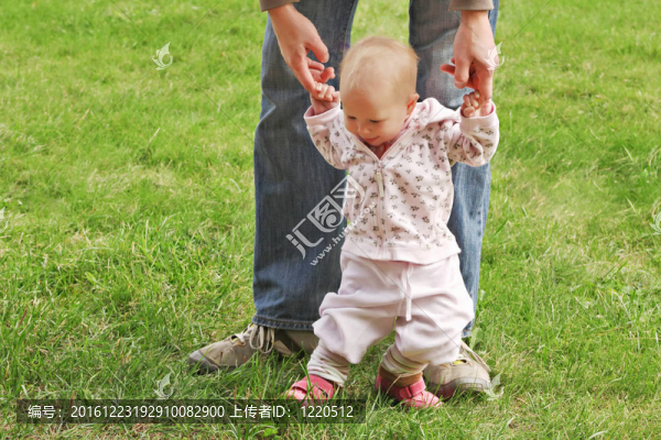 蹣跚學(xué)步的孩子