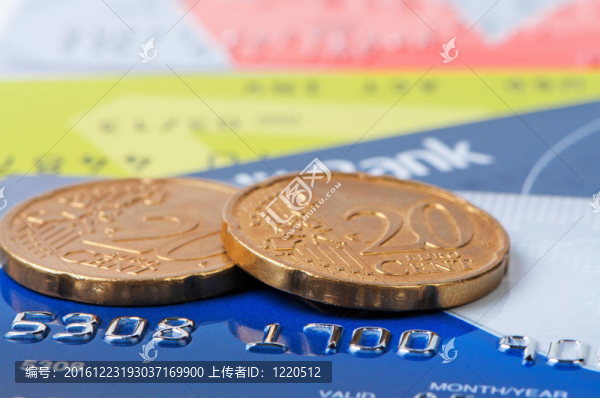 信用卡和硬幣歐元美分特寫(xiě)。