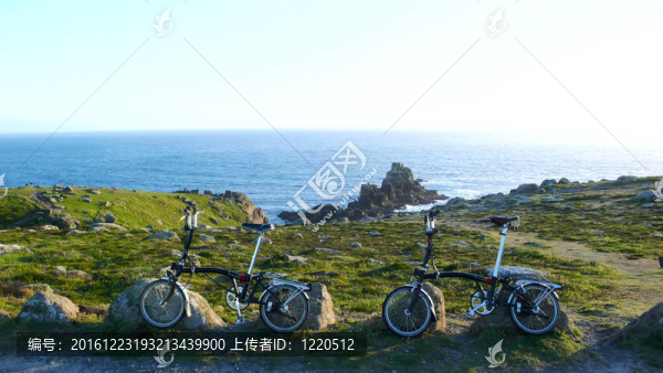 折疊自行車在土地末端