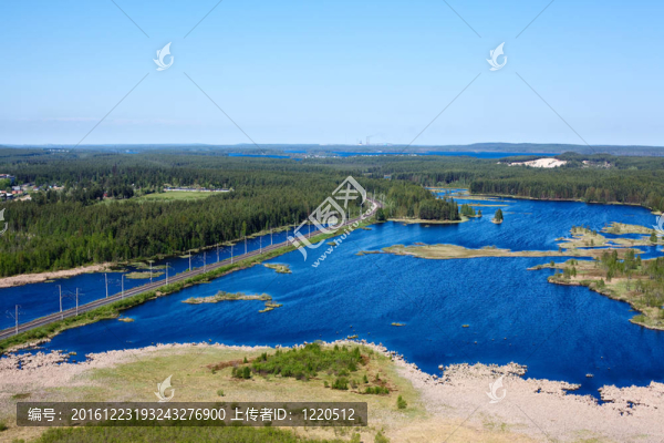 湖泊與森林全景