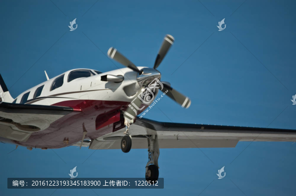 飛行中的輕型飛機(jī)