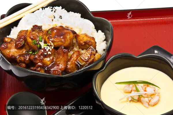 有紅燒雞肉和中國蒸蛋炒飯