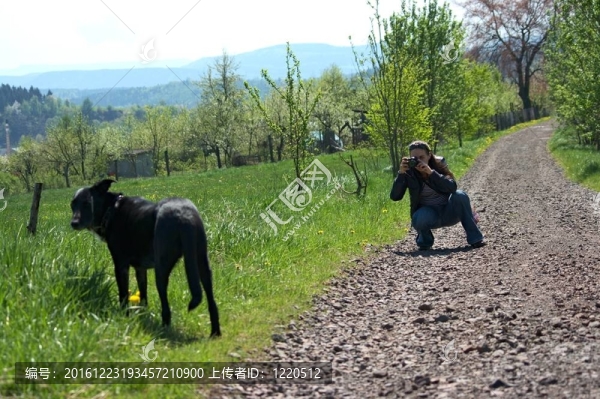 女人正在拍她的狗